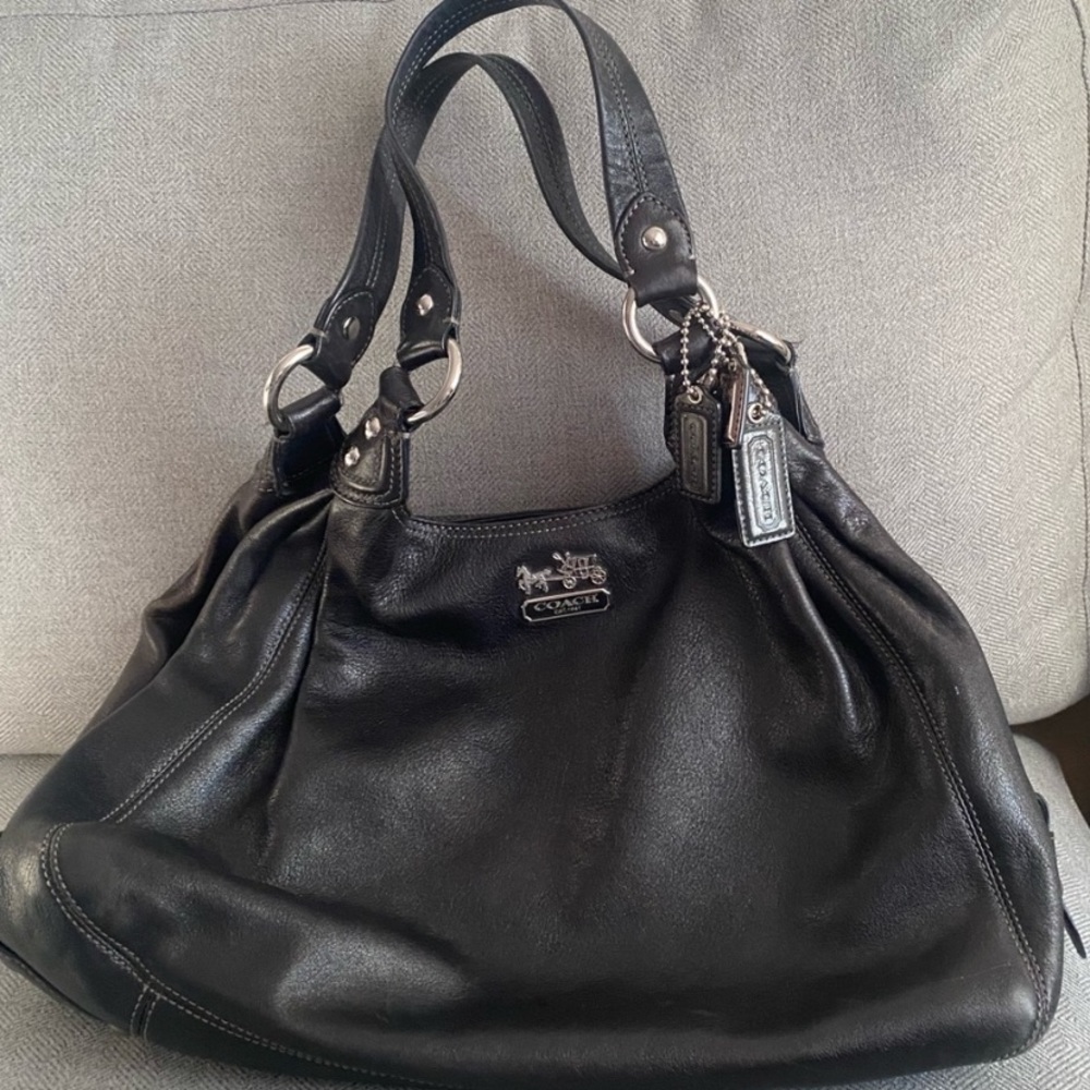 🖤COACH 🖤Black leather purse with purple fro-fold interior.